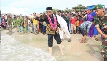 BANGKA TENGAH, BANGKATERKINI  - Tampak suasana berbeda di Pantai Batu Panjang, Desa Batu Beriga, pada,