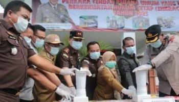 ‎BANGKA TENGAH, BANGKATERKINI – Kejaksaan Negeri Bangka Tengah (Kejari Bateng) menggelar Pemusnahan Barang Bukti Perkara Tindak Pidana Umum yang Telah,