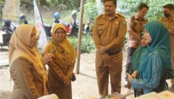 BANGKA TENGAH, BANGKATERKINI - Bunda Posyandu Bangka Tengah, Eva Algafry, kembali melakukan kunjungan ke posyandu-posyandu,