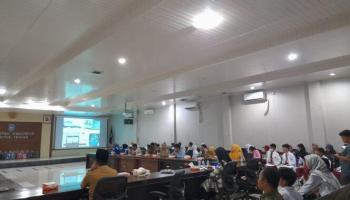 BANGKA TENGAH, BANGKATERKINI - Puluhan anak sekolah dasar dari Kecamatan Namang dan Pangkalan Baru nampak,