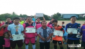 Tendangan Supriata yang mengarah ke arah gawang di sambut manis,