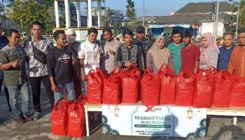 Management X-Bar Pangkalpinang Bagi Takjil Untuk Masyarakat
