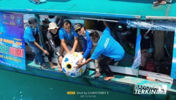 Memperingati Hari Sumpah Pemuda, KNPI Bangka Tengah Tenggelamkan Terumbu Karang,