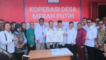 ‎BANGKA TENGAH, BANGKATERKINI – Menteri Koperasi dan UKM Republik Indonesia, Budi Arie Setiadi, melakukan kunjungan langsung ke Koperasi Desa Merah,