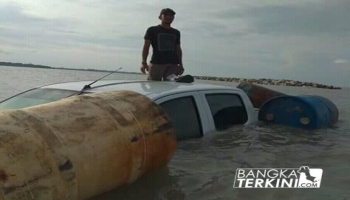 sebuah mobil milik Dinas Koperasi UMKM Pangkalpinang tersebut, sedang membawa,