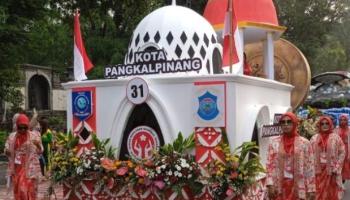 Mobil Hias Ikonik Kota Pangkalpinang Tampil dalam Pawai HUT Dekranas,