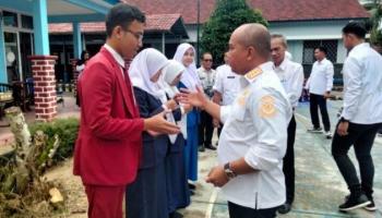 PANGKALPINANG - Molen Sambangi SMKN1 Pangkalpinang, Bagikan E-KTP untuk Siswa