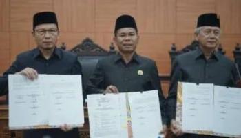 ‎BANGKA TENGAH, BANGKATERKINI – Dewan Perwakilan Rakyat Daerah (DPRD) Kabupaten Bangka Tengah (Bateng) menggelar Rapat Paripurna dengan agenda Penandatanganan Nota,