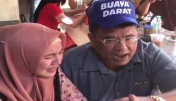 Ibu ini datang sungguh-sungguh dari Bangka Belitung, ke Kopi Johny,