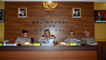 Saat ini juga yang bersangkutan telah dimutasikan/di non-jobkan dari jabatannya,