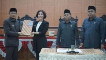 BANGKA TENGAH, BANGKATERKINI – Dewan Perwakilan Rakyat Daerah (DPRD) Kabupaten Bangka Tengah (Bateng) menggelar Rapat,