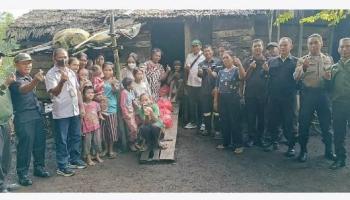 Peduli Terhadap Suku Asli di Desa Perayun, PT Timah Serahkan,