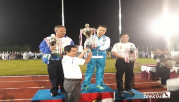 Penutupan ajang olahraga empat tahunan ini, ditutup dengan memberikan piala,