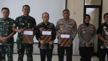 BANGKA TENGAH, BANGKATERKINI – Bupati Bangka Tengah, Algafry Rahman, didampingi Kepala Badan Kesatuan Bangsa dan,