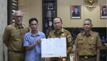 BANGKA TENGAH, BANGKATERKINI – Bupati Bangka Tengah, Algafry Rahman, menandatangani kesepakatan bersama antara Pemerintah Kabupaten,