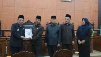 BANGKA TENGAH, BANGKA TERKINI - Bertempat di Ruang Rapat Paripurna Kantor Dewan Perwakilan Rakyat Daerah,