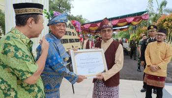 BANGKA TENGAH, BANGKATERKINI - Pemerintah Kabupaten Bangka Tengah berikan penghargaan kepada seluruh pegawainya yang mengabdi,