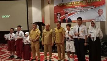 Pemkot Pangkalpinang Serahkan Bantuan Beasiswa Program Indonesia Pintar