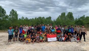 PANGKALPINANG - Pemuda Kampung Opas, Gotong Royong Buat Lapangan Sepak,