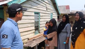BANGKA TENGAH, BANGKATERKINI – Bupati Bangka Tengah Algafry Rahman meninjau langsung rencana relokasi pemukiman warga,