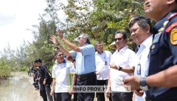 SUNGAILIAT, BANGKA TERKINI - Menteri Kelautan dan Perikanan RI Sakti Wahyu Trenggono, menyerahkan Persetujuan Kesesuaian,