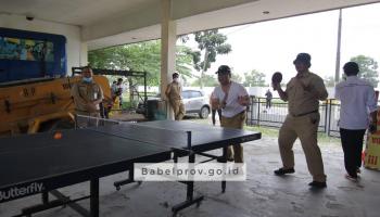 PANGKALPINANG, bangkaterkini.com - Gubernur Kepulauan Bangka Belitung (Babel), Erzaldi Rosman unjuk kebolehan berolahraga tenis meja.,