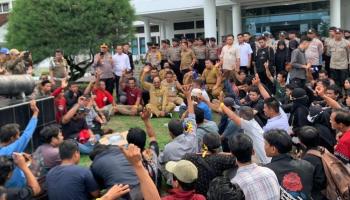 Pj Gubernur Babel Terima Ratusan Pendemo Sambil Lesehan
