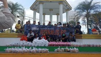 Dion - Puluhan Jurnalis Babel Berbagi Takjil Di Bulan Ramadhan