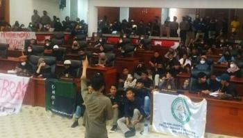 Dion - Puluhan Mahasiswa Gelar Aksi Damai Dikantor DPRD Babel