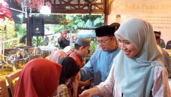 BANGKA TENGAH, BANGKATERKINI- Bupati Bangka Tengah, Algafry Rahman buka puasa bersama dengan 37 porter dan,