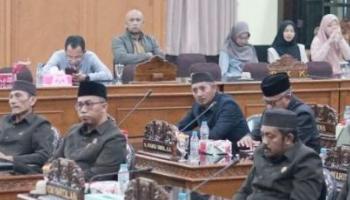 BANGKA TENGAH, BANGKATERKINI – Bertempat di Ruang Rapat Paripurna, Senin (18/11/2024), Dewan Perwakilan Rakyat Daerah,