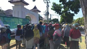 Dion - Ratusan Masyarakat Antri Sembako Murah di Kejati Bangka,