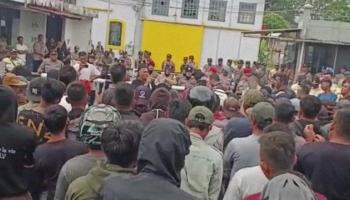BELINYU, BANGKA - Ratusan Penambang Rakyat Gelar Aksi di Kantor,