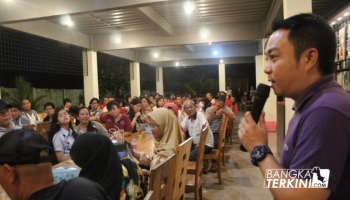 Alex sosok muda yang pembawaan apa adanya, tanpa dibuat-buat, itulah,