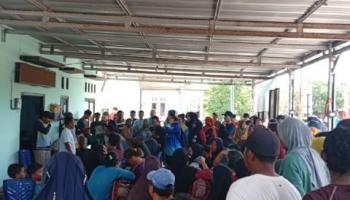 Batu Beriga, BANGKATERKINI - Ratusan masyarakat Desa Batu Beriga mendatangi kantor desa pada Rabu (10/9/2025) sebagai bentuk kekecewaan terhadap Direktur,