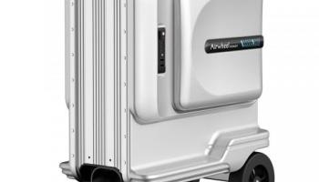 Airwheel merupakan koper robot yang bisa dikendarai seperti kendaraan bermotor.,