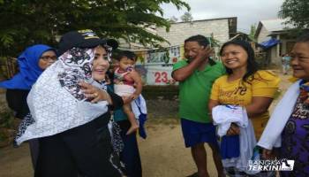 Kasian ya sama ibu sudah jauh-jauh jalan kesini,  pasti capek,,