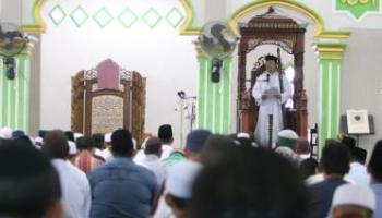 BANGKA TENGAH , BANGKATERKINI - Bupati Bangka Tengah, Algafry Rahman bersilaturahmi dengan masyarakat Namang pada,