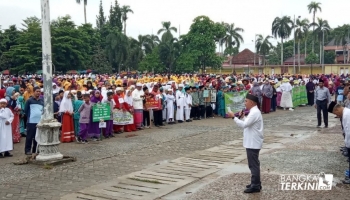 Kegiatan yang berlangsung di Alun - Alun Taman Merdeka Kota,