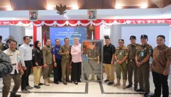 PANGKALPINANG - Satpol PP Beri Kejutan Ultah ke-62 Gubernur Babel,