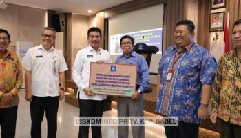 PANGKALPINANG - Sekda Bangka Belitung, Naziarto Hadiri Penyerahan Beasiswa Mahasiswa,,