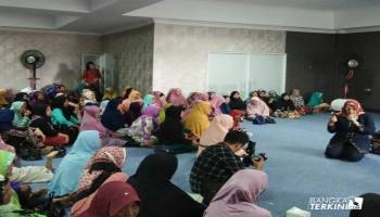 Kegiatan pengajian ini untuk mengikat hati kami agar menumbuhkan kecintaan,