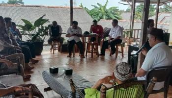 BANGKA TENGAH, BANGKATERKINI – Peristiwa penghentian paksa pembangunan cafetaria oleh masyarakat kelurahan Padang Mulia, Koba,,