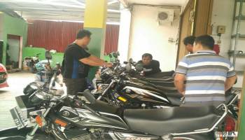 &quot; Belum buka karena masih direnovasi, baru dipajang saja depan,
