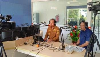 BANGKA TENGAH, BANGKATERKINI – Studio Pro 1 LPP RRI Sungailiat menjadi saksi diskusi mendalam dengan,