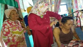Wew tingoklah ibu nyisir rambut macem kek ngurus orang tua,
