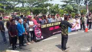 Kegiatan diskusi panel bertemakan  ” Selamatkan Indonesia, ganti presiden dan,
