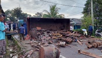 Penulis : Ilham, BANGKA TENGAH - Truk Pengangkut Besi Buruk,