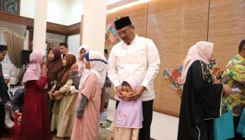 Undang Anak Yatim dan Masyarakat ke Rumah Dinas, Pj Gubernur,