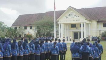 BANGKA TENGAH, BANGKATERKINI – Pemerintah Kabupaten Bangka Tengah (Pemkab Bateng) menggelar Upacara Bulanan,